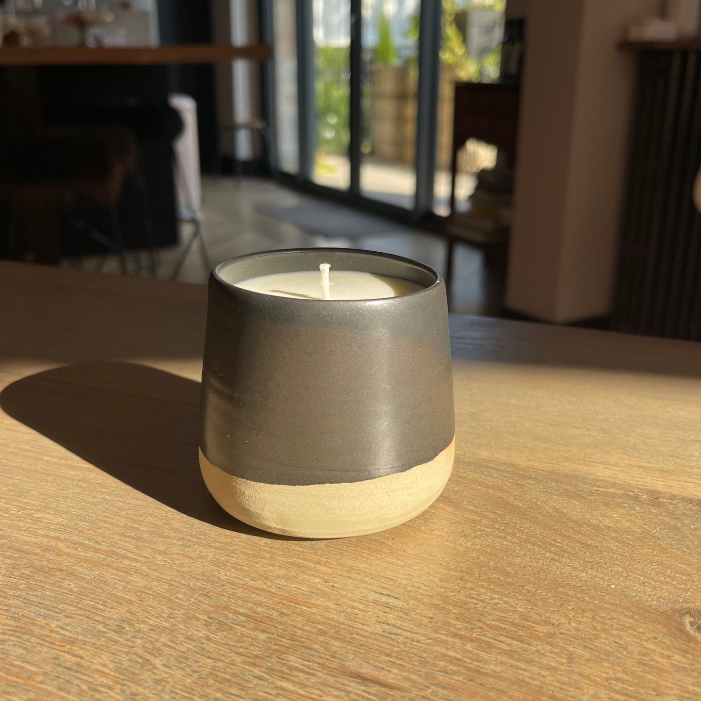 Bougie Mug en grès emmaillé noire, Collab Atelier Jeannette